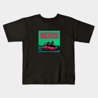 REFUGEES WELCOME (ALT. COLOURS) - ILLUSTRATION SHOWING REFUGEES ON A SMALL BOAT Kids T-Shirt